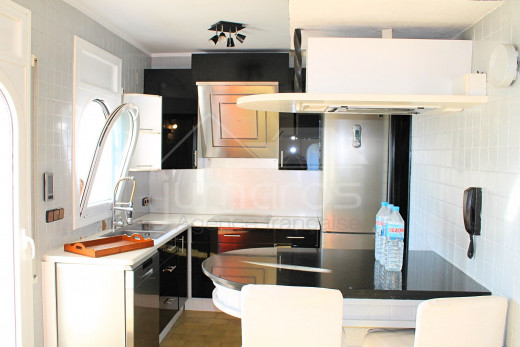 Grande maison avec amarre pour voilier, piscine et garage