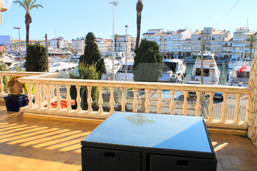 Grande maison avec amarre pour voilier, piscine et garage