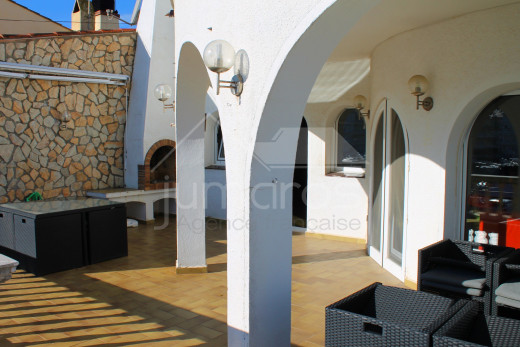 Grande maison avec amarre pour voilier, piscine et garage