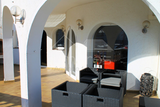 Grande maison avec amarre pour voilier, piscine et garage