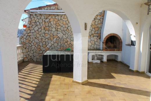 Grande maison avec amarre pour voilier, piscine et garage