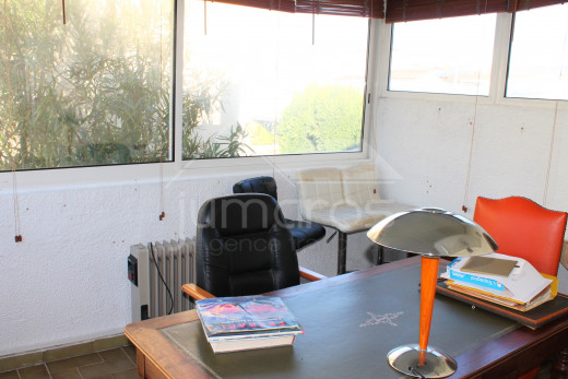 Grande maison avec amarre pour voilier, piscine et garage