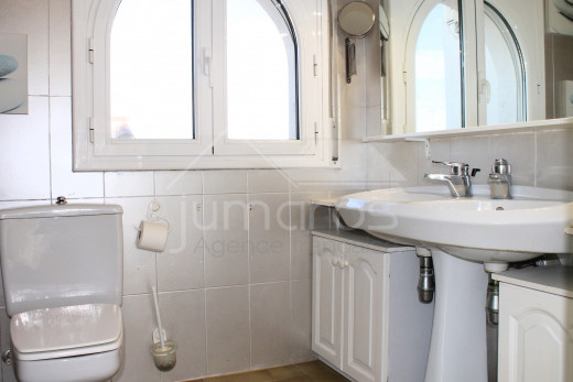 Grande maison avec amarre pour voilier, piscine et garage