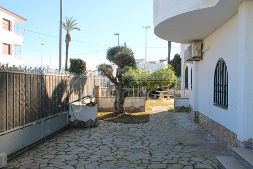 Grande maison avec amarre pour voilier, piscine et garage