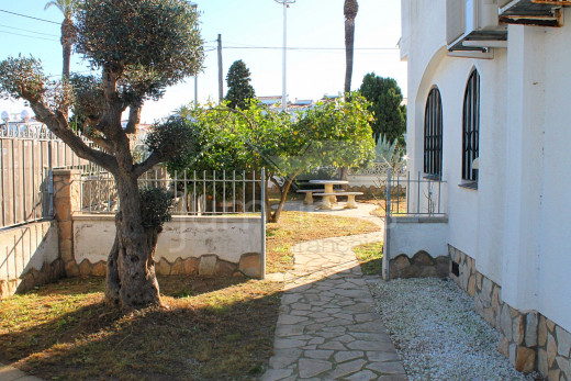 Grande maison avec amarre pour voilier, piscine et garage