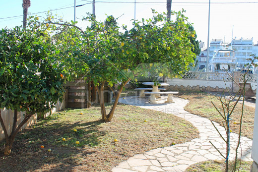 Grande maison avec amarre pour voilier, piscine et garage