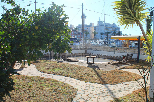 Grande maison avec amarre pour voilier, piscine et garage