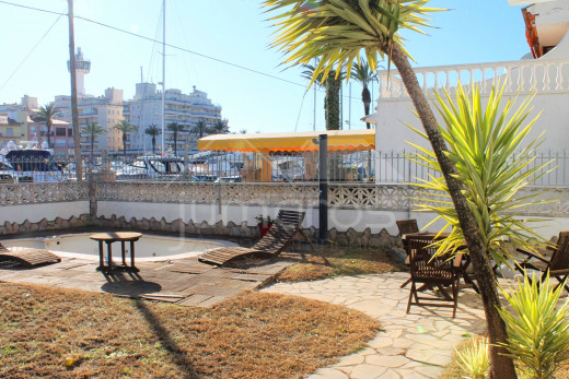 Grande maison avec amarre pour voilier, piscine et garage