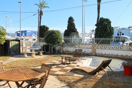 Grande maison avec amarre pour voilier, piscine et garage