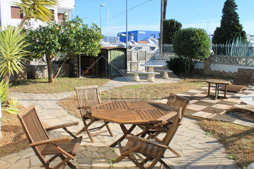 Grande maison avec amarre pour voilier, piscine et garage