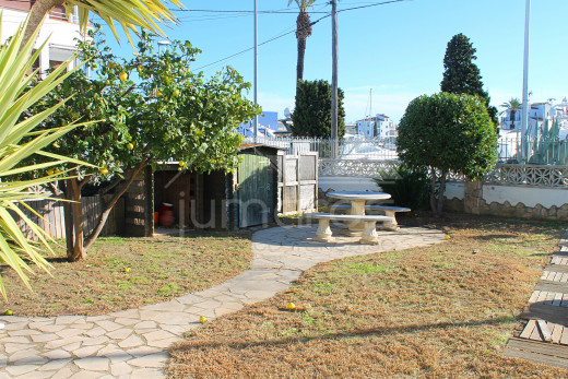 Grande maison avec amarre pour voilier, piscine et garage