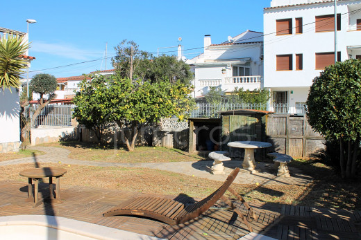 Grande maison avec amarre pour voilier, piscine et garage