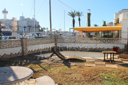 Grande maison avec amarre pour voilier, piscine et garage