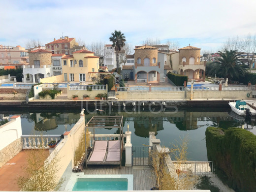 2 chambres, 83m2, jacuzzi, garage privé, amarre