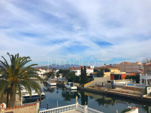 2 chambres, 83m2, jacuzzi, garage privé, amarre