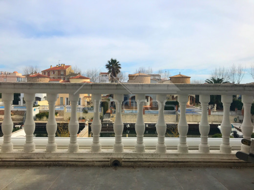 2 chambres, 83m2, jacuzzi, garage privé, amarre