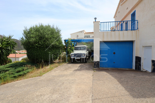 Maison, vue magnifique, de plain-pied, piscine, garage