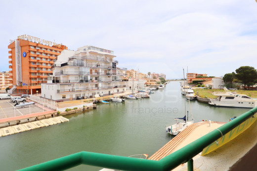 Vue canal, terrasse, piscine et amarre communautaire