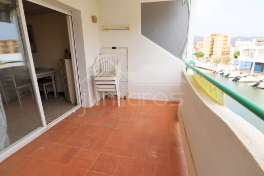 Vue canal, terrasse, piscine et amarre communautaire
