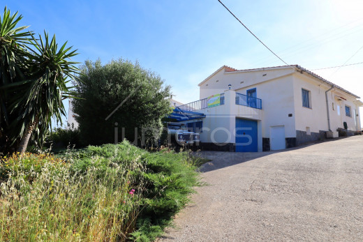 Maison, vue magnifique, de plain-pied, piscine, garage