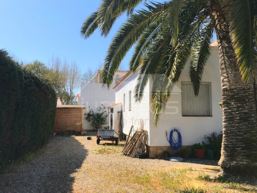 2 chambres, grand jardin, garage, parking et possibre piscine