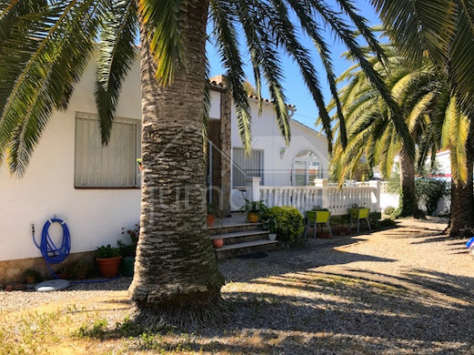 2 chambres, grand jardin, garage, parking et possibre piscine