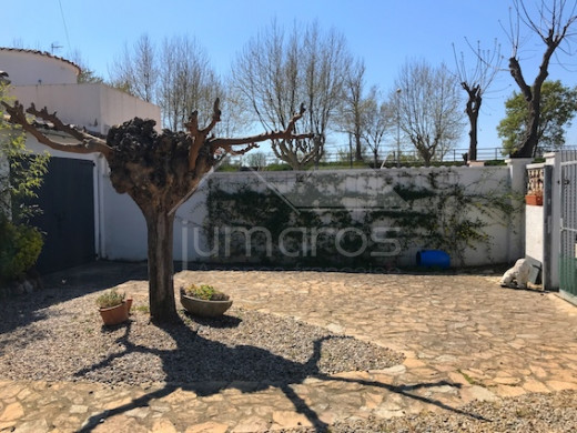 2 chambres, grand jardin, garage, parking et possibre piscine