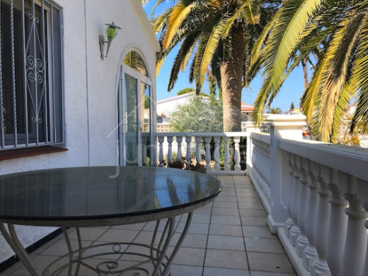 2 chambres, grand jardin, garage, parking et possibre piscine