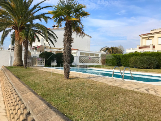 Appartement avec parking, amarre, et terrasse privés et piscine