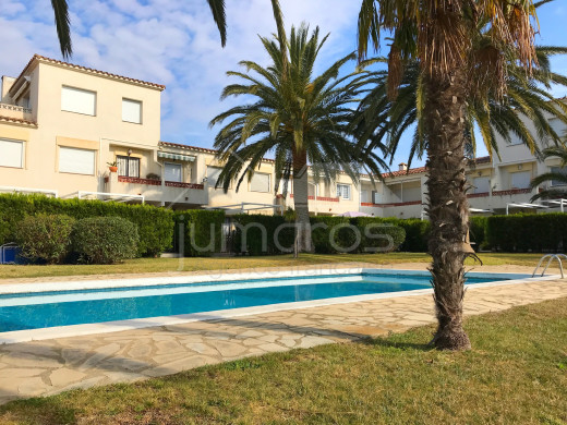 Appartement avec parking, amarre, et terrasse privés et piscine