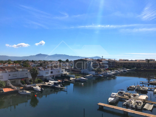 Rénové, vue canal, terrasse et amarre privée