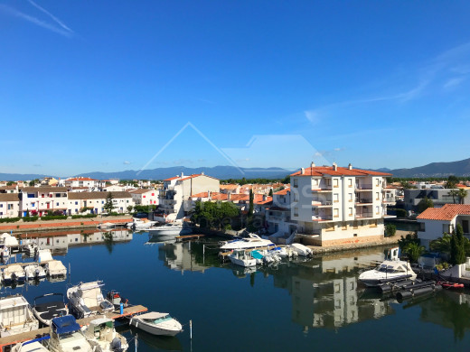 Rénové, vue canal, terrasse et amarre privée