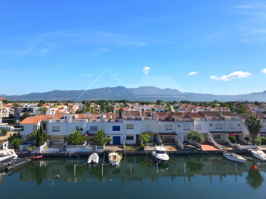 Rénové, vue canal, terrasse et amarre privée