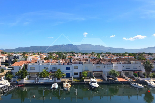 Appartement rénové avec  parking et amarre