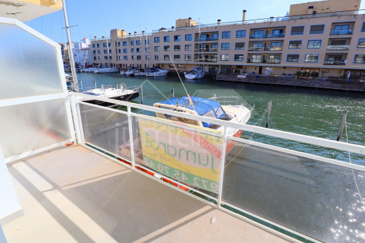 2 chambres, 400m de la plage et parking privé