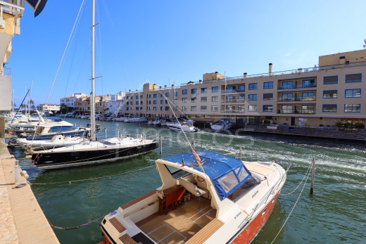 2 chambres, 400m de la plage et parking privé