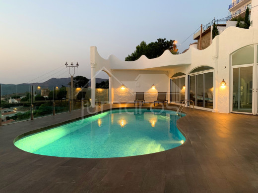 Magnífica villa en las alturas de Roses