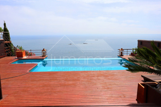 Villa de 4 dormitorios con piscina y garaje privado