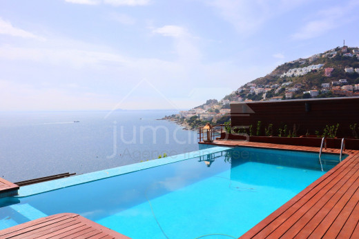 Villa de 4 dormitorios con piscina y garaje privado