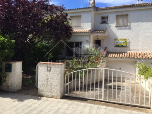Maison mitoyenne avec jardin et garage