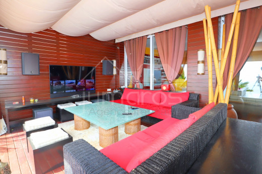 Villa de 4 dormitorios con piscina y garaje privado