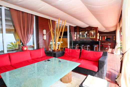 Villa de 4 dormitorios con piscina y garaje privado