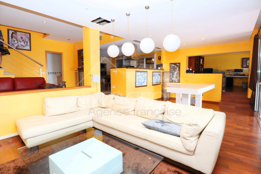 Villa de 4 dormitorios con piscina y garaje privado