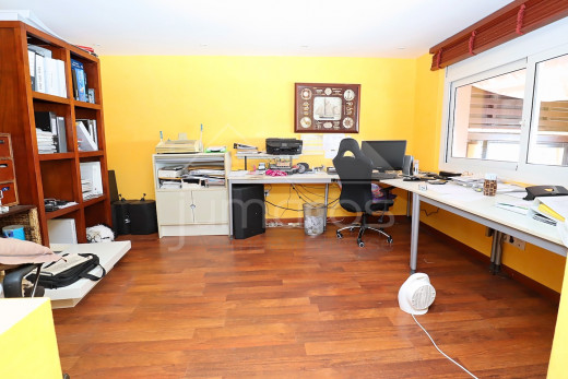 Villa de 4 dormitorios con piscina y garaje privado