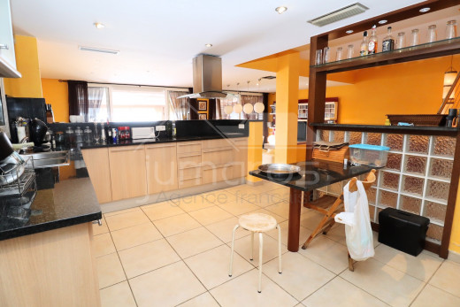 Villa de 4 dormitorios con piscina y garaje privado