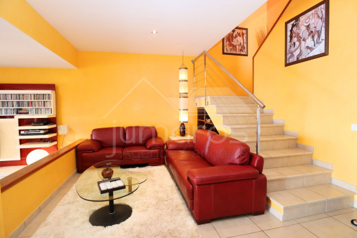 Villa de 4 dormitorios con piscina y garaje privado
