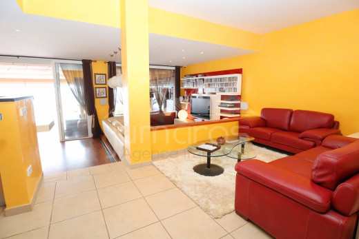 Villa de 4 dormitorios con piscina y garaje privado