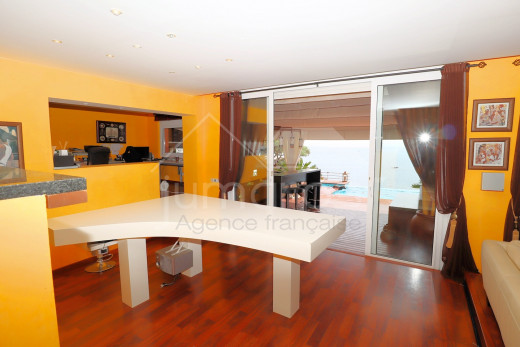 Villa de 4 dormitorios con piscina y garaje privado