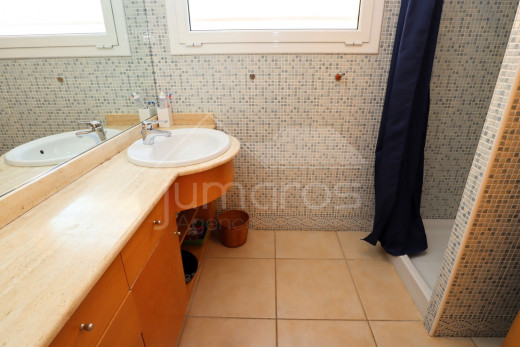 Villa de 4 dormitorios con piscina y garaje privado