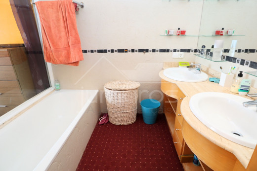 Villa de 4 dormitorios con piscina y garaje privado